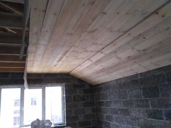 Стоит ли устанавливать натяжные потолки в деревянном доме?