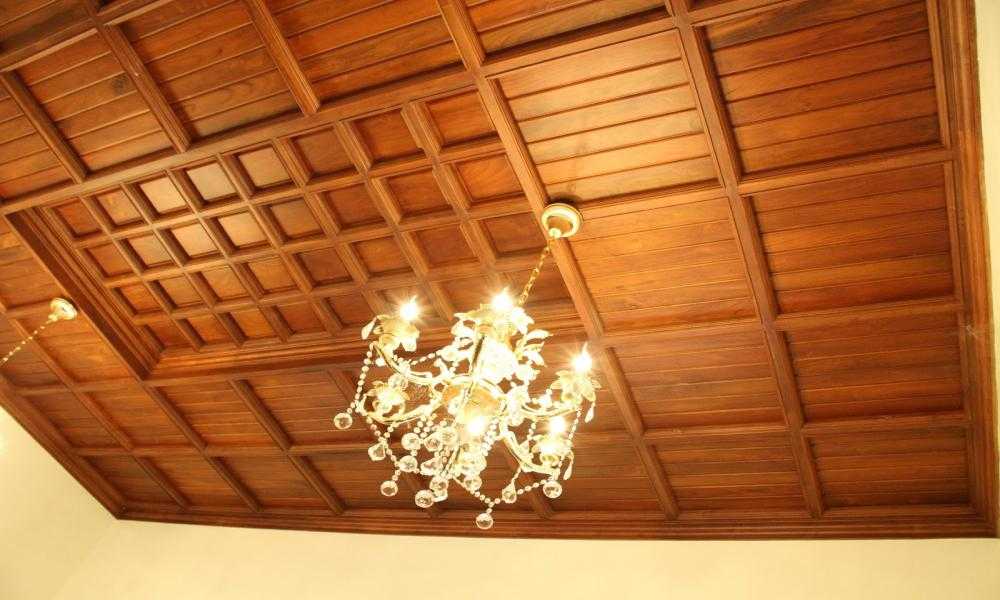 Деревянный потолок - виды, примеры, монтаж своими руками
