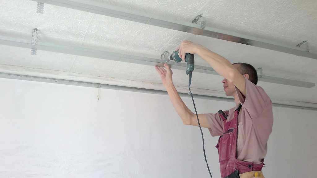 Как обшить потолок пластиком: выбор материала, монтаж несущего каркаса и обшивка