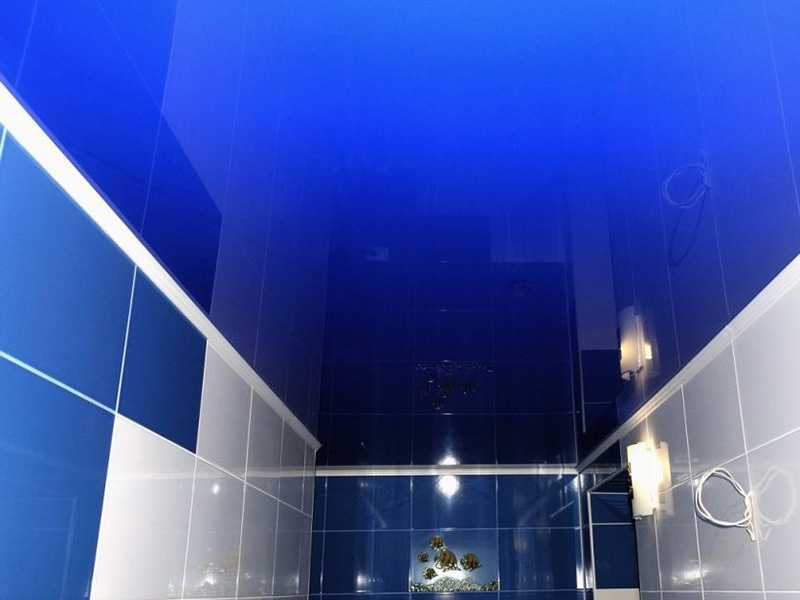 Синий потолок в комнате: дизайнерские идеи, 70+ вдохновляющих фото