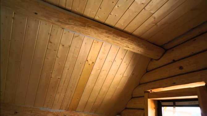 Подшивка чернового потолка в частном доме по деревянным балкам