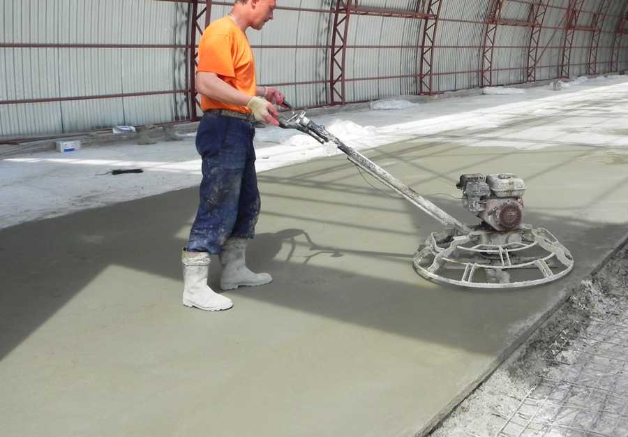 Затирка бетонного пола вручную и при помощи вертолёта Необходимые инструменты и смеси, как правильно затирать - технология выполнения работ
