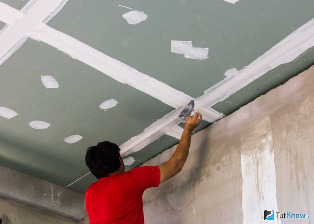 Как клеить плитку на потолок: инструкция и стильные варианты укладки потолочной плитки