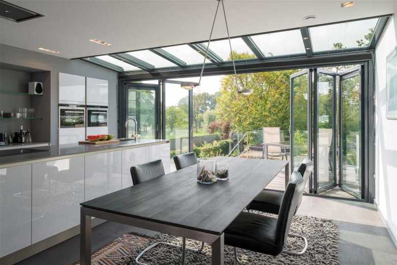 Особенности оформления интерьера кухни с панорамным окном