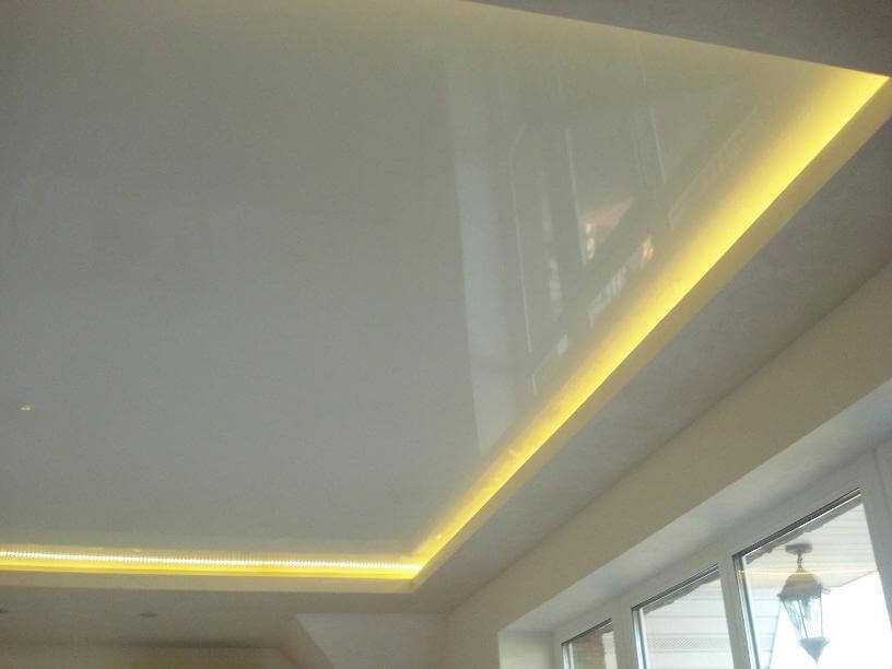 Натяжной потолок с подсветкой: светодиодная лента по периметру, внутренняя подсветка светодиодами, потолок с контурной скрытой подсветкой