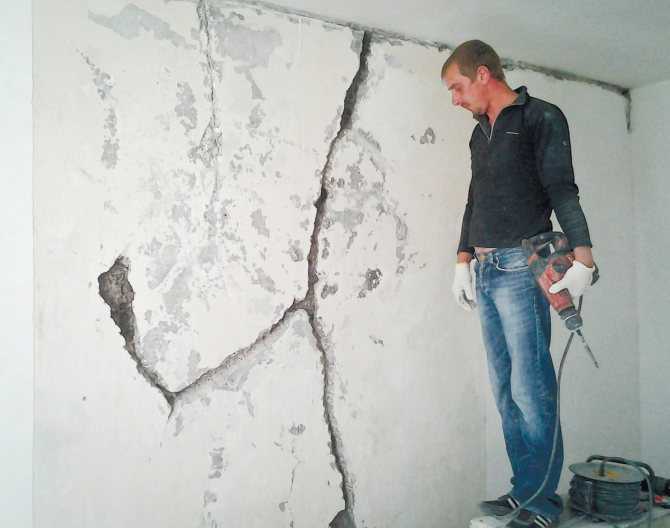 Отвалился кусок штукатурки: как починить дефект локально и не переделывать всю стену