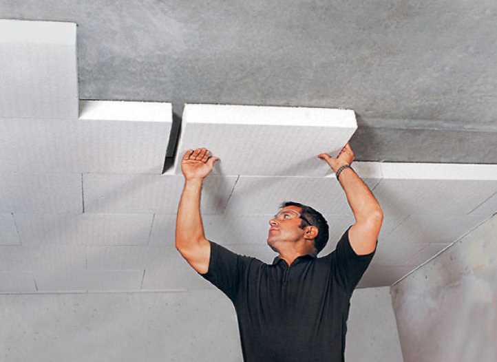 Какими способами можно исправить низкий и кривой потолок