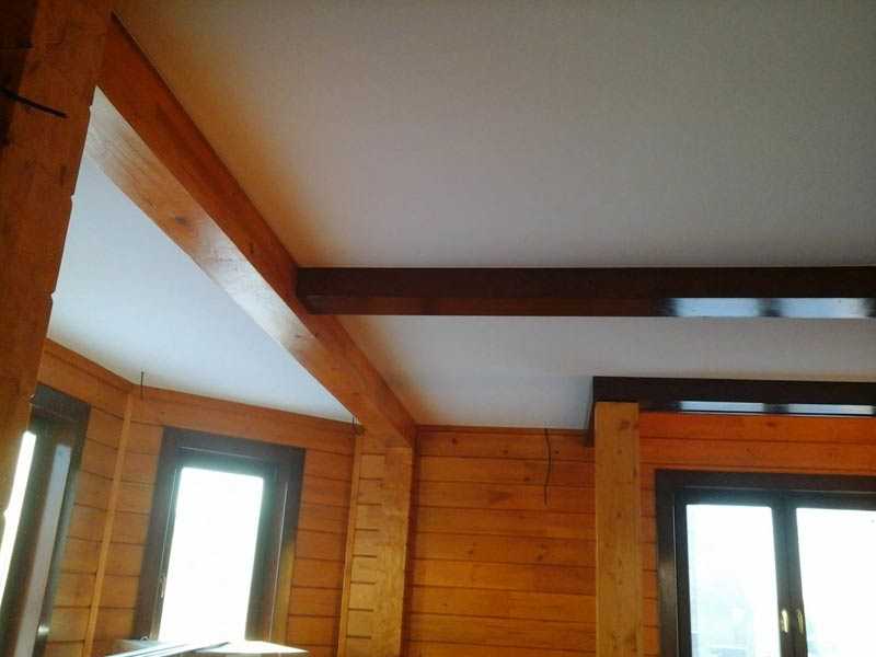 Оригинальным решением станет сделать потолок на кухне из деревянной вагонки, которая подходит по всем параметрам и собрать подобную конструкцию очень легко