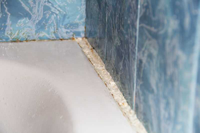 Чем и как заделать зазор между ванной и стеной?