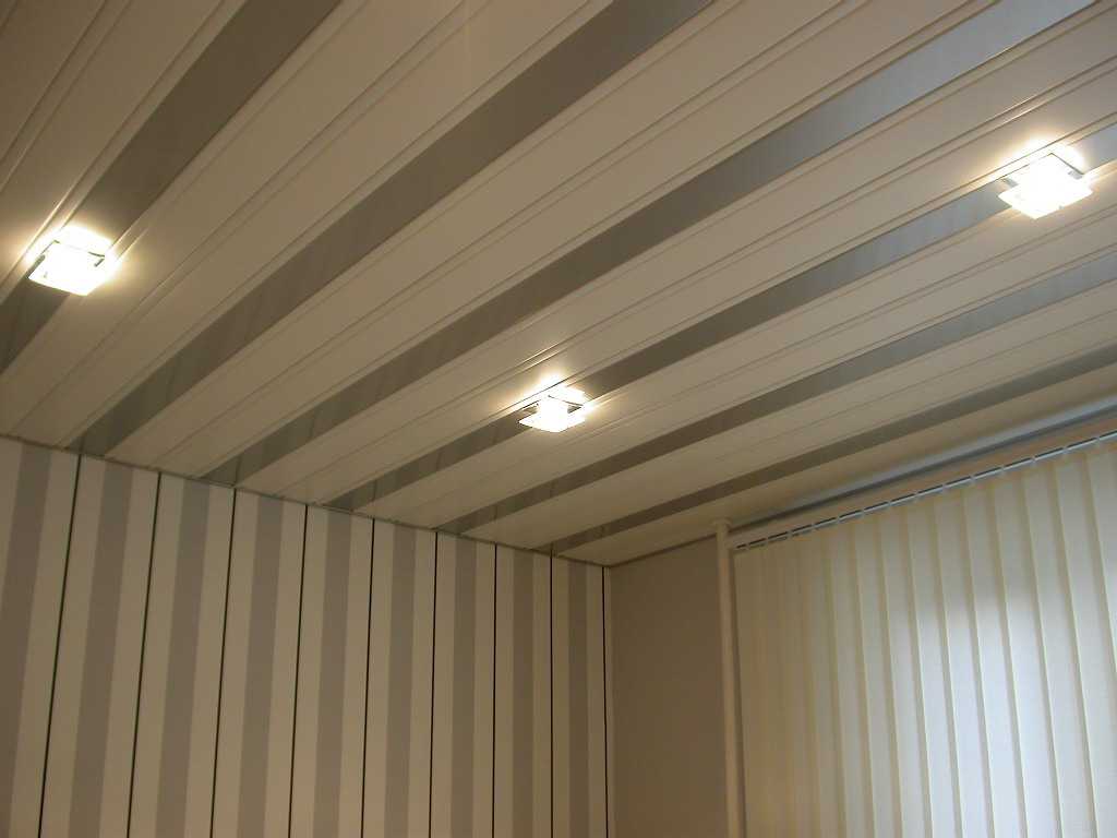 Какой потолок сделать в коридоре - варианты дизайна, какая конструкция лучше: из панелей, пластика или подвесная, особенности устройства узкого помещения