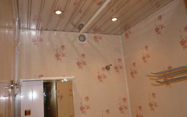 Потолок из сайдинга в ванной комнате