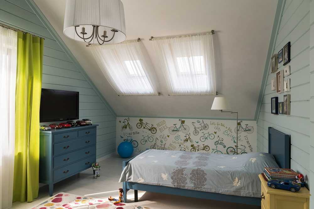 Детская на мансарде: дизайн комнаты на этаже со скошенным потолком