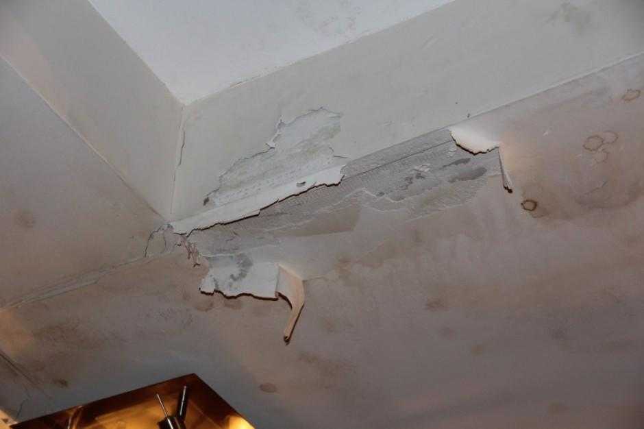 Как просто удалить следы желтых пятен на стене и потолке