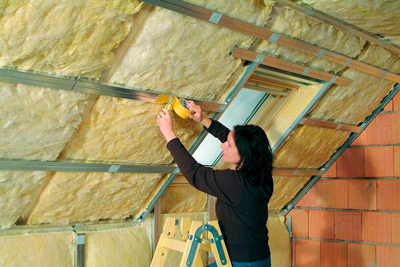 Как утеплить потолок минеральной ватой в частном дом, как ее крепить