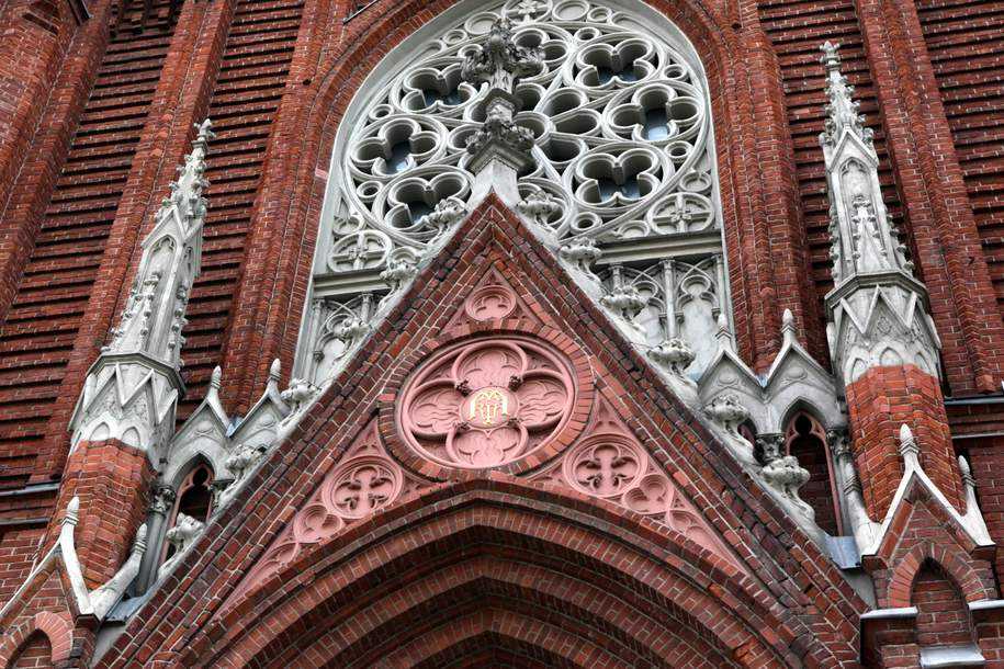 О чем рассказывает фасад готического собора