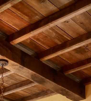Резные потолки декоративные натяжные деревянные с подсветкой, монтаж и установка ажурных конструкций с резьбой: полезно знать