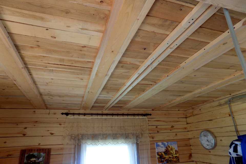 Подшивка чернового потолка по деревянным балкам в частном доме