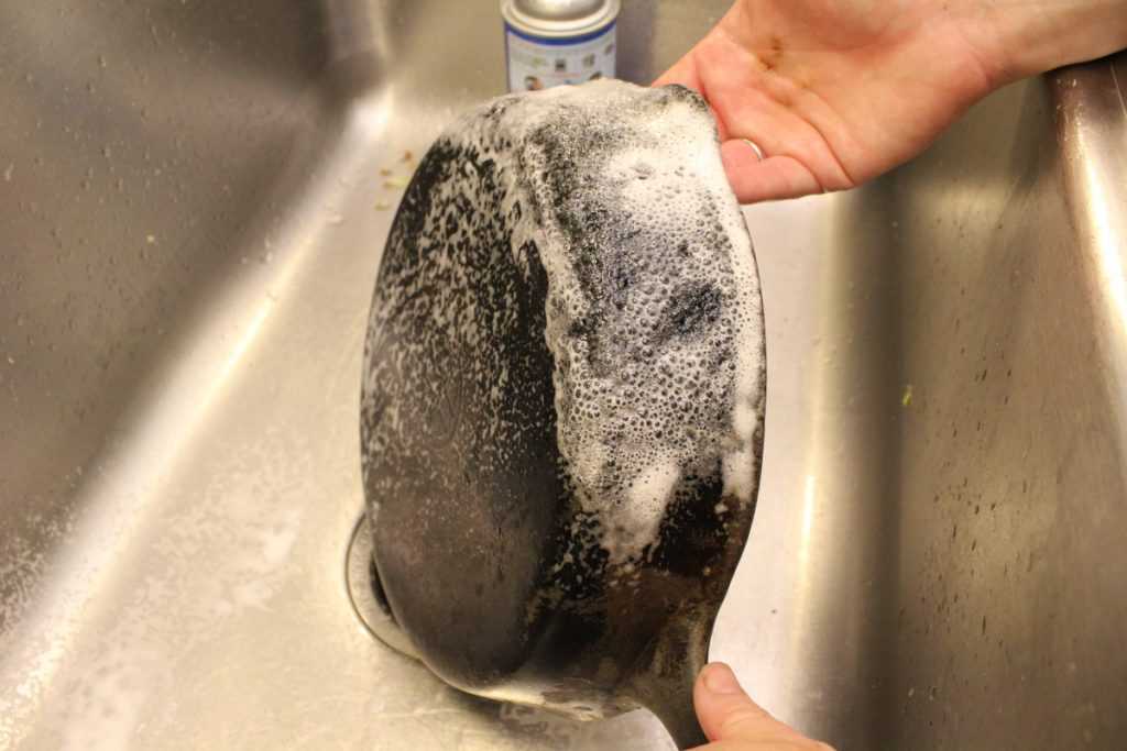 Как очистить чугунную сковороду от нагара в домашних условиях?