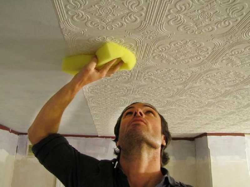 Как и чем помыть потолок из плитки пенопласта: убираем клей, что делать на кухне