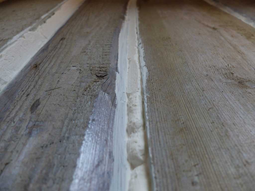 Как заделать щели в деревянных полах: простой способ
