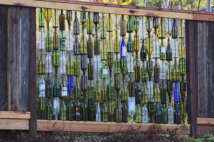 18 идей как использовать стеклянные бутылки на садовом участке