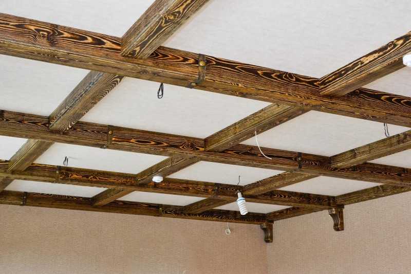 Декор дизайна потолка под старину: фото варианты