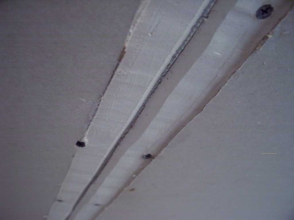 Как заделать трещины на потолке без неприятных последствий