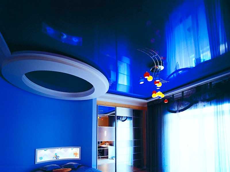 Темно синий натяжной потолок – выбор достаточно оригинальный и подойдет сильным, целеустремленным людям, которые не боятся экспериментировать с декором Однако, стоит хорошо продумать все нюансы отделки, так как просто взять и перекрасить установленную кон