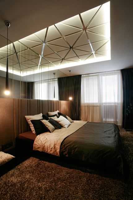 Зеркальный натяжной потолок в спальне по бокам кровати в интерьере - 17 фото