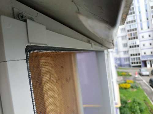 Как нужно снимать сетку с пластикового окна чтоб не уронить