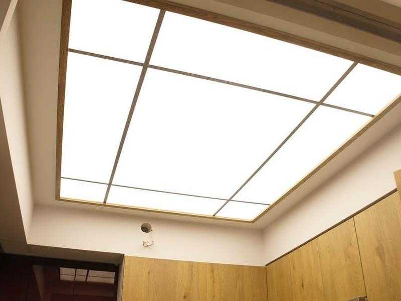 Акриловый потолок с подсветкой, какой выбрать: глянцевый или матовый, как правильно установить подвесную конструкцию, детали на фото +видео