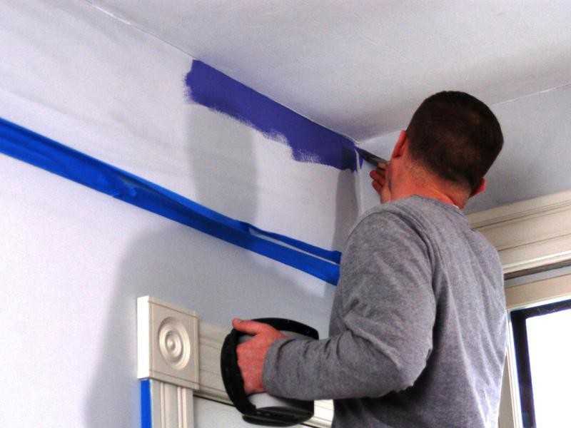 Как покрасить потолок без разводов и полос: инструкция как сделать своими руками, видео и фото