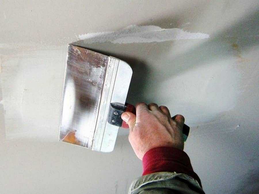Трещины на потолке. способы заделки трещин. способы ремонта трещин на потолке. технология устранения трещин на потолке. нюансы заделки трещин на потолке из гипсокартона.