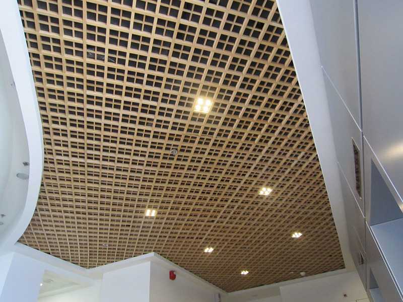 Деревянный реечный потолок с подсветкой своими руками и фото