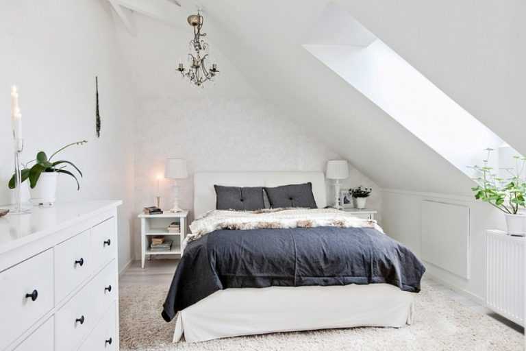 Спальня на мансарде со скошенным потолком: фото, дизайн интерьера, освещение