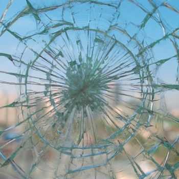 Народные приметы про разбитое стекло: как защитить себя