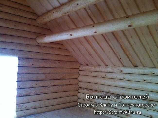 Потолок под старину из необрезной доски — особенности и применение