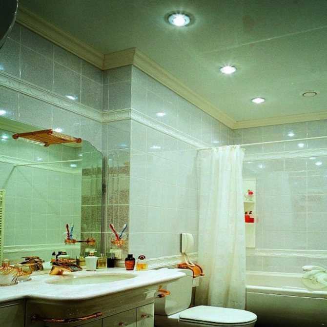 Какой натяжной потолок выбрать для ванной?