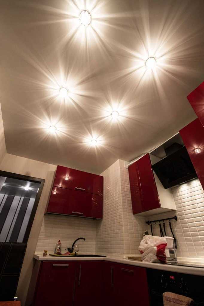 Натяжной потолок на кухне - фото двухуровневого глянцевого, матового натяжного потолока и освещения на кухне.кухня — вкус комфорта