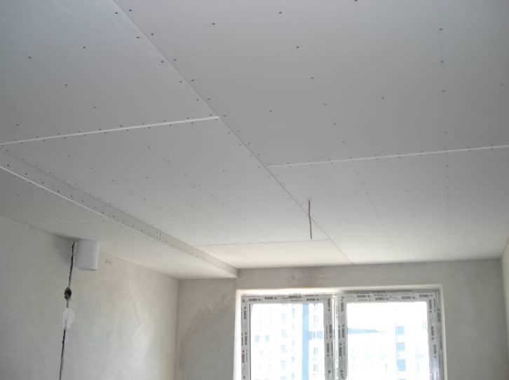 Можно ли покрасить потолок без шпаклевки по бетону