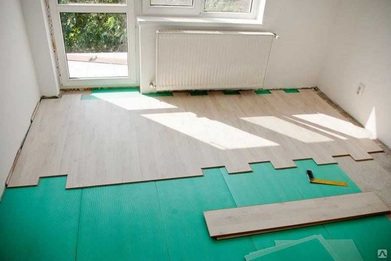 Укладка ламината на бетонный пол с подложкой: технология, что лучше постелить
