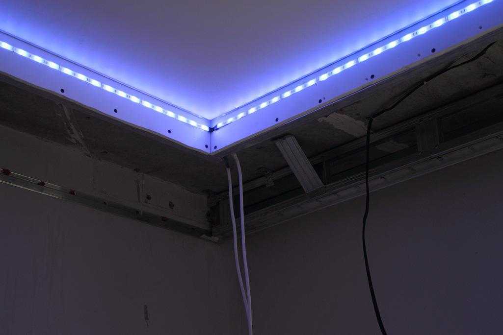 Парящий потолок из гипсокартона с подсветкой: правила монтажа