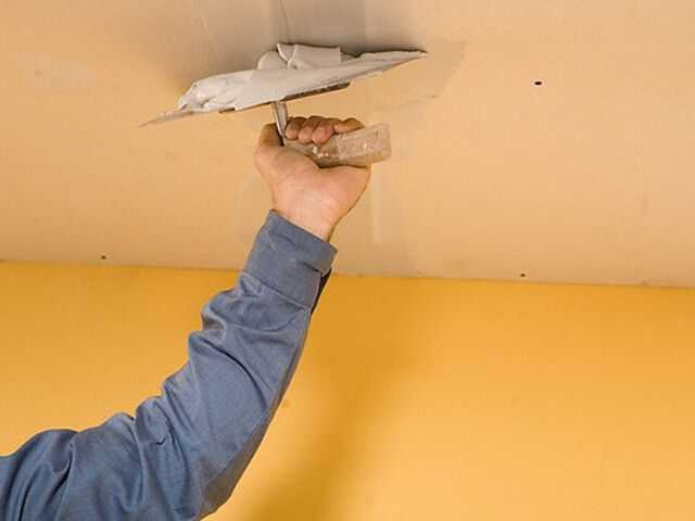 Подготовка основания и покраска бетонного потолка: инструкция
