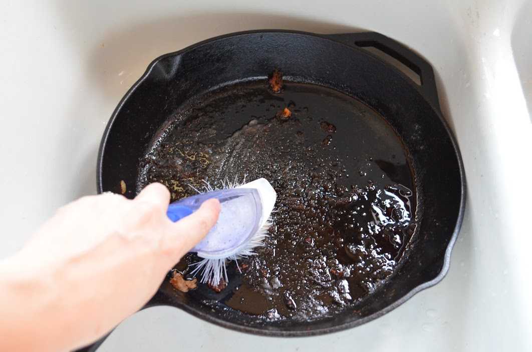 Как очистить чугунную сковороду в домашних условиях: методы и средства, способы отмыть от нагара и гари