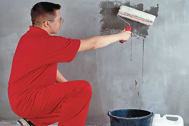 Надо ли грунтовать стены и потолок при ремонте и какую грунтовку выбирать Процесс грунтовки обязателен и применяют перед покраской, шпаклевкой, штукатуркой стен Выбор грунтовки зависит от типа основания, на которое будет наноситься грунтовка