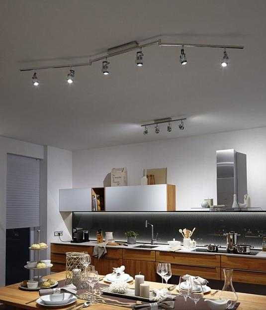Натяжные потолки и освещение, возможные варианты, виды ламп, преимущества точечных светильников
