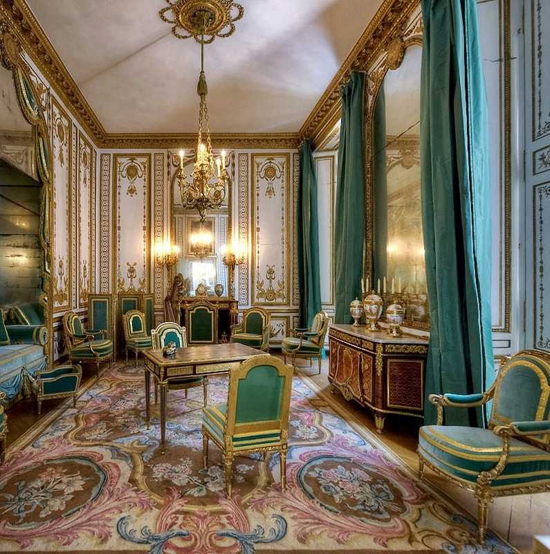 Для многих слово Версаль означает обитель французских монархов и пригород Парижа Утверждение верно, однако, помимо этого, версаль – еще и стиль в интерьере