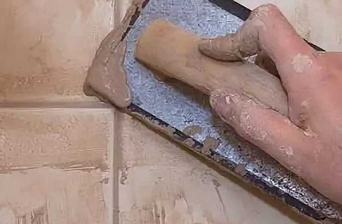 Чем оттереть плиточный клей от плитки? методы для старого и свежего клея