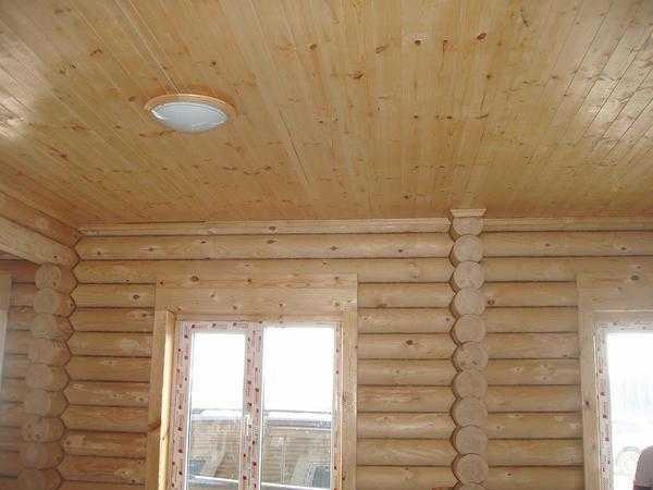 Собрать деревянную потолочную конструкцию можно не только на даче или в деревенском доме В некоторых случаях, подобный потолок легко может стать украшением городской квартиры