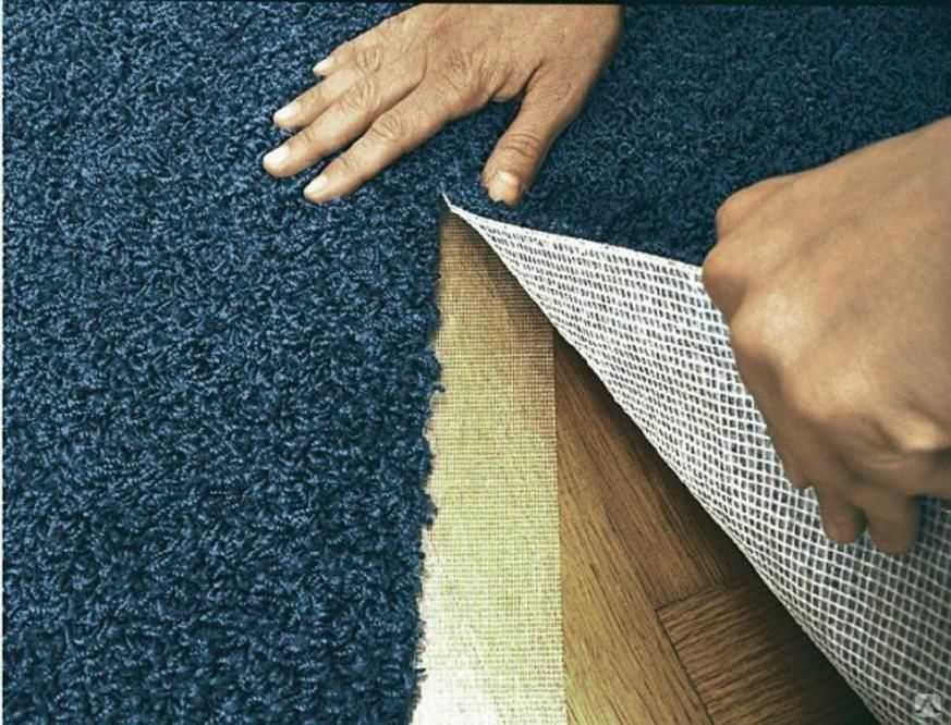 При укладке коврового покрытия почти всегда возникает необходимость соединить два или больше отдельных кусков материала Сделать это нужно максимально незаметно, чтобы не нарушать эстетическое восприятие всего помещения